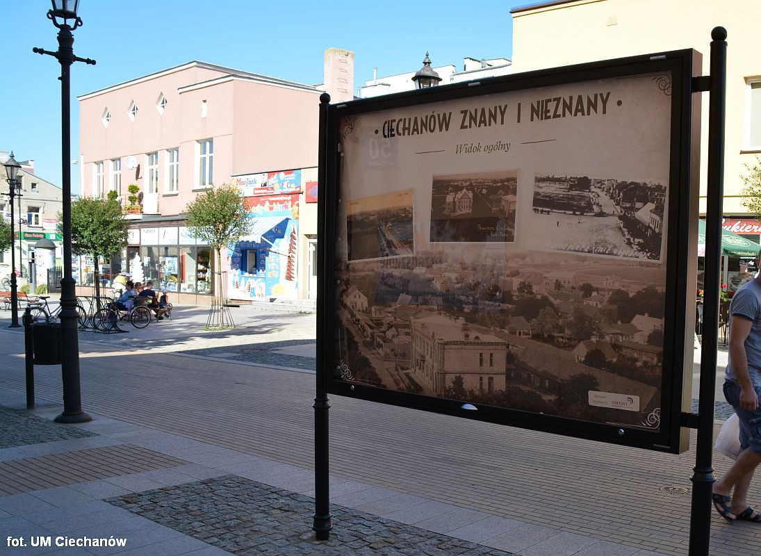 Nowe gabloty na Warszawskiej. Można w nich oglądać wystawę fotografii „Ciechanów znany i nieznany”