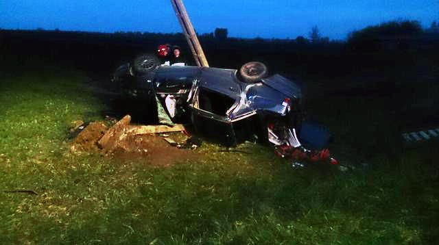 Volkswagen wpadł do rowu i uderzył w słup energetyczny. Zginął 29-letni kierowca