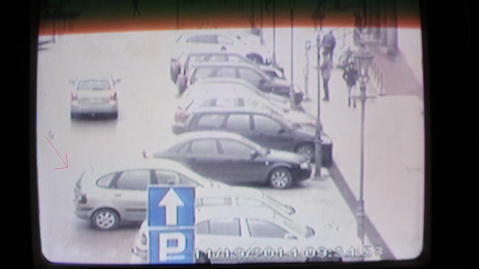Policja z Ciechanowa szuka kobiety, która potrąciła pieszą na pasach i uciekła. Mamy zdjęcia z monit