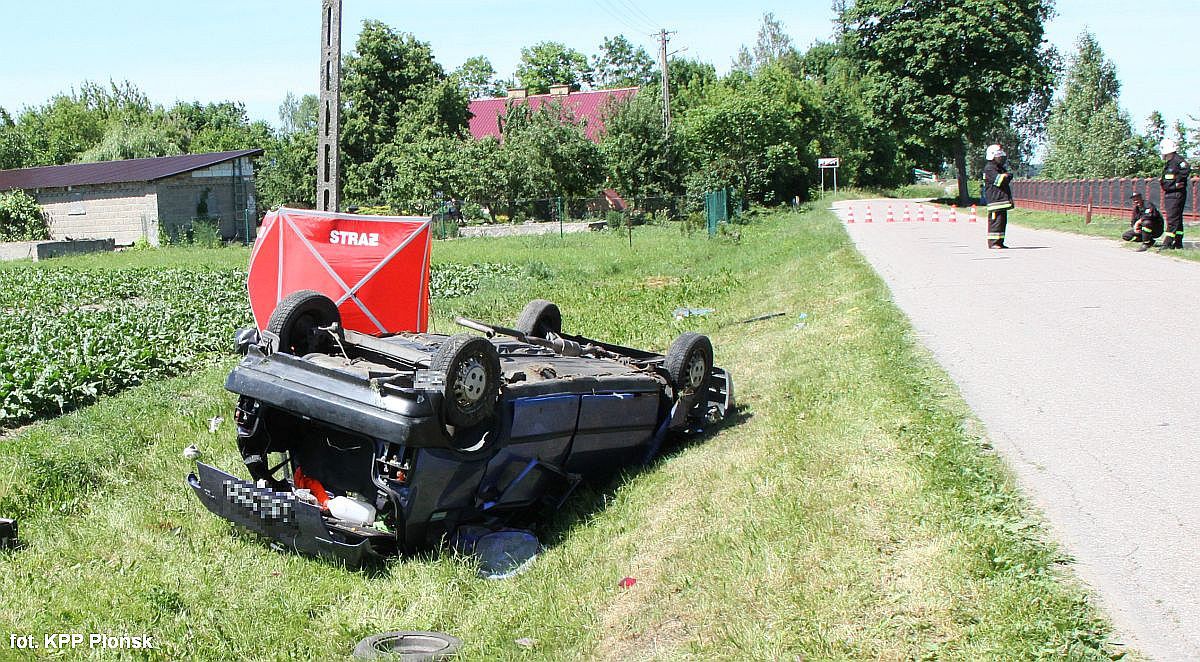 Tragiczny wypadek: Fiat dachował w rowie. Jedna osoba zginęła (zdjęcia)