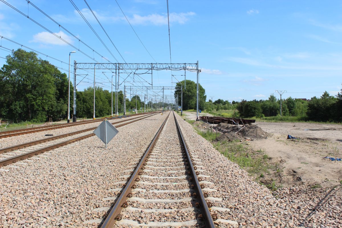 Potrącenie człowieka na linii Warszawa - Działdowo. Są opóźnienia pociągów KM (akt.)