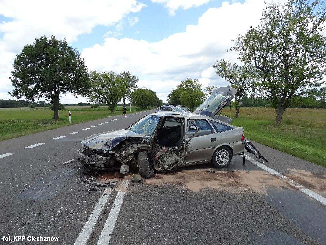 Wypadek pod Glinojeckiem: Opel uderzył w tira (zdjęcia)