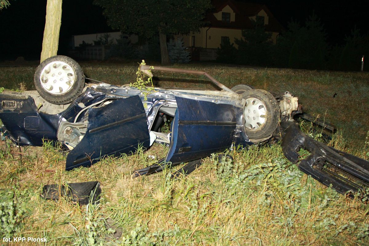 Tragiczny wypadek: zginęły dwie młode osoby. Honda uderzyła w przepust i drzewo (zdjęcia)