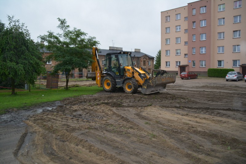 Ruszyły prace związane z budową placów zabaw i siłowni zewnętrznych