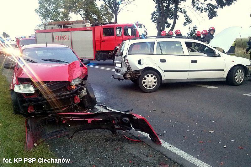 Trzy samochody zderzyły się na Płockiej. Ranni trafili do szpitala (zdjęcia)