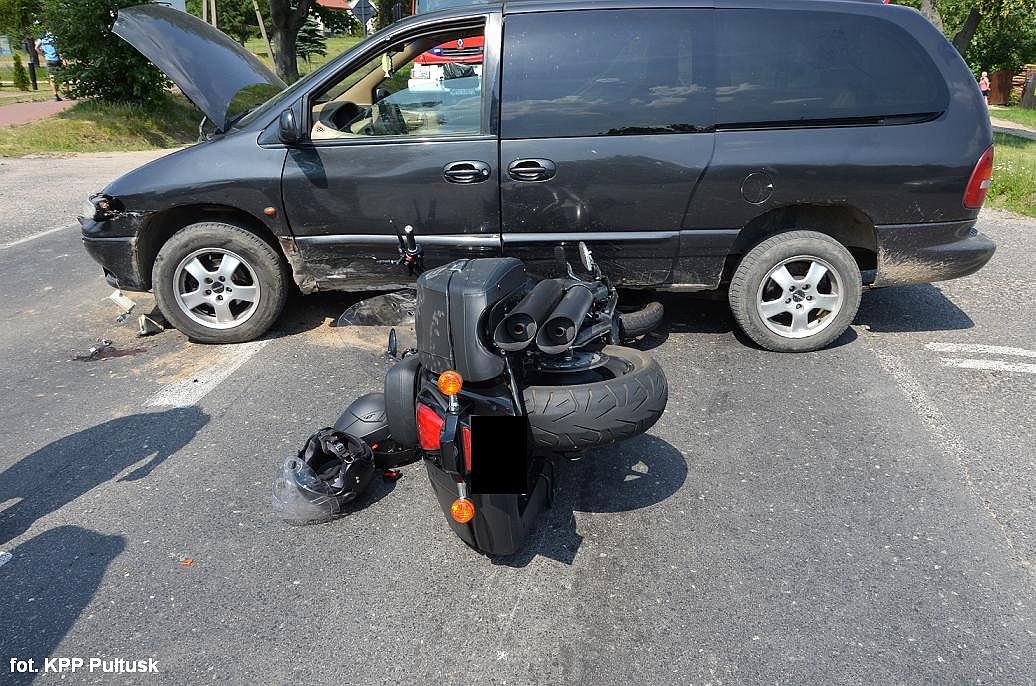 U sąsiadów: Dwie osoby ranne po zderzeniu Chryslera z motocyklem