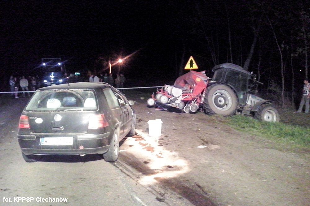 Zderzenie trzech pojazdów pod Gołyminem. Sprawcą 19-latek (zdjęcia)