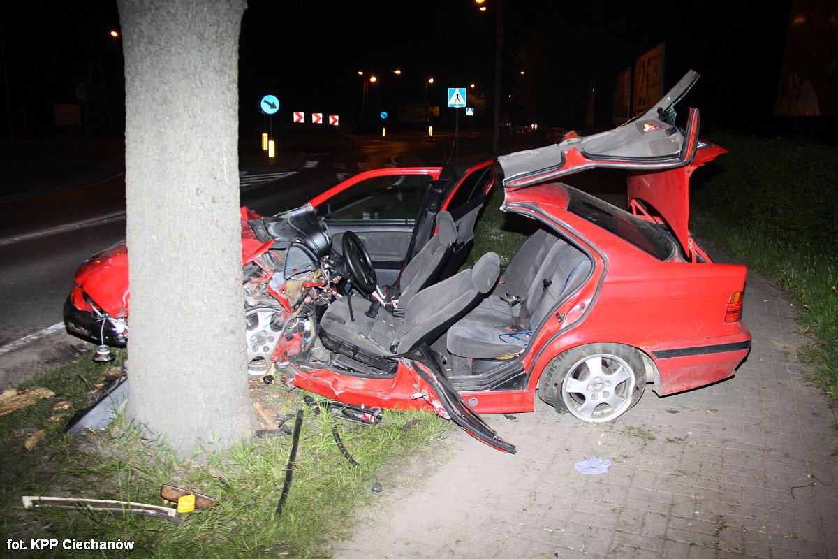 18-latek uderzył BMW w drzewo przy rondzie 