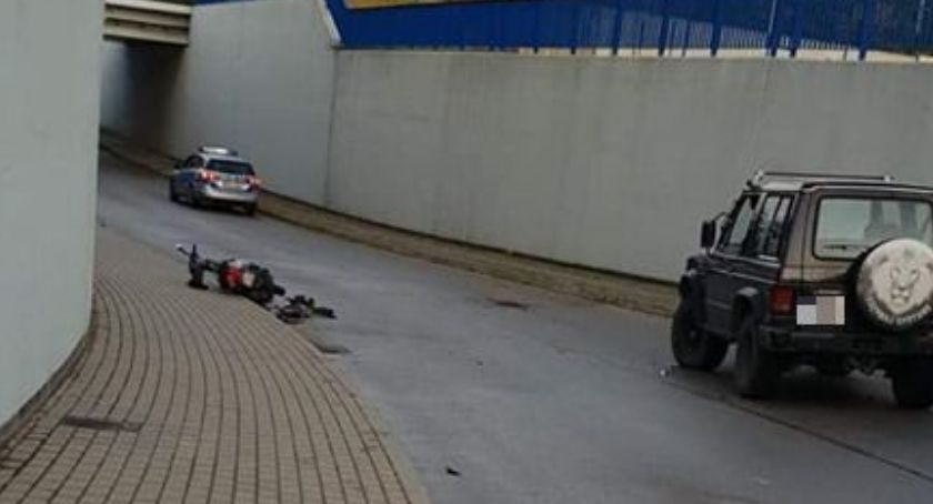 Motorower uderzył w auto w gm. Sońsk. Dwóch nastolatków w szpitalu
