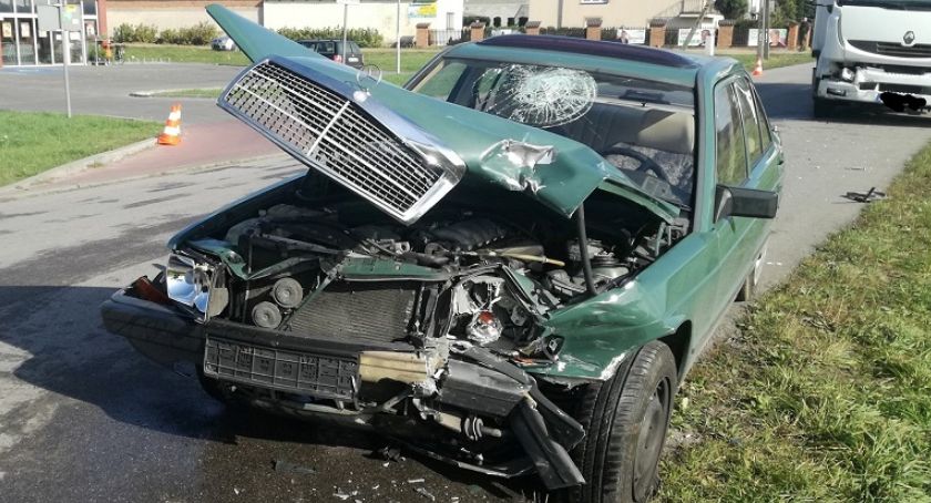 Mercedes wyjechał przed ciężarówkę. Za kierownicą 90-latek