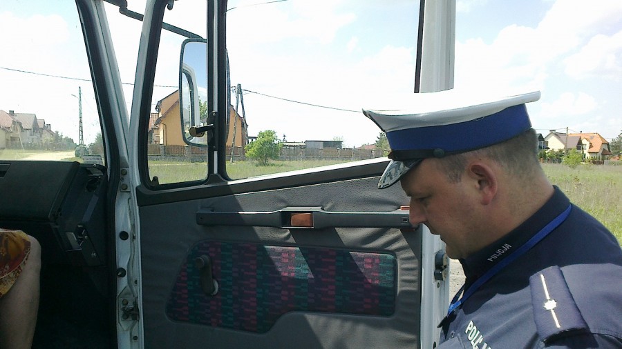 Pijany wjechał ciężarówką w płot. Odpowie za cztery przewinienia