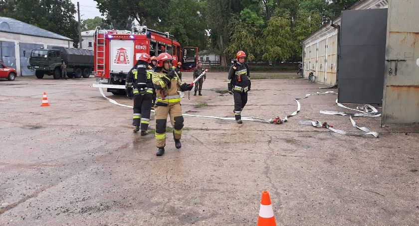 Alarm pożarowy i działanie straży w ciechanowskich koszarach [zdjęcia]