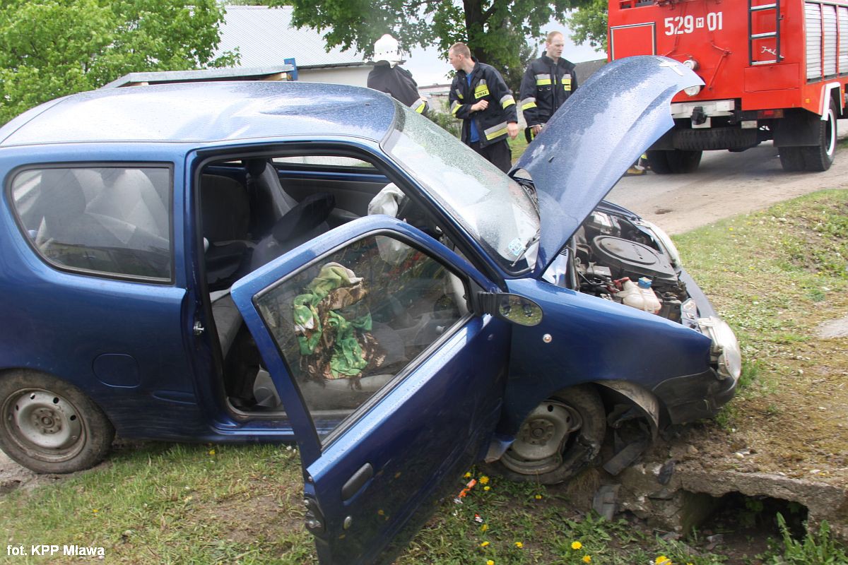Uderzył Seicento w betonowy przepust. Trzy osoby ranne, w tym dwoje dzieci (zdjęcia)