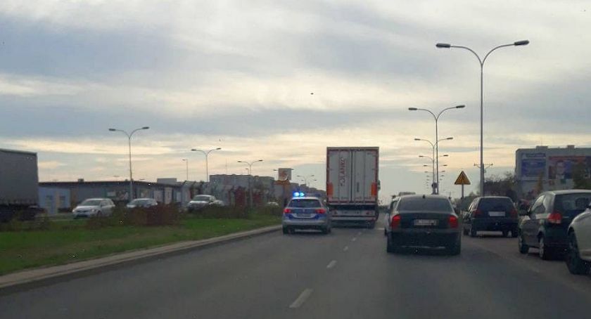 Zmieniał pas i spowodował kolizję na ul. Armii Krajowej