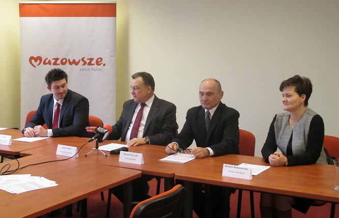 Marszałek podpisał umowę z Raciążem. Miejskie Centrum Kultury Sportu i Rekreacji zyska profesjonalny