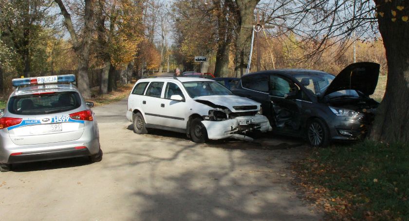 Kto miał pierwszeństwo? Zderzenie osobówek na skrzyżowaniu