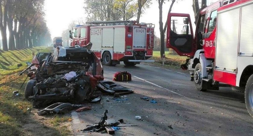 Nissan zderzył się z ciężarówką na drodze krajowej [zdjęcia]