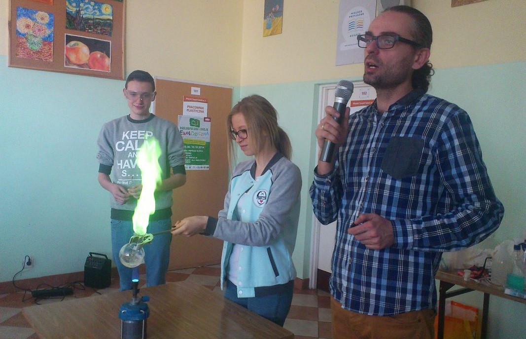 Jak zaciekawić młodzież chemią? W Gimnazjum nr 4 w Ciechanowie odbył się Dzień Chemii (zdjęcia)