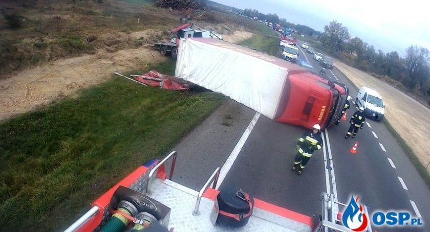 Wywrócona ciężarówka blokowała drogę pod Glinojeckiem [zdjęcia]
