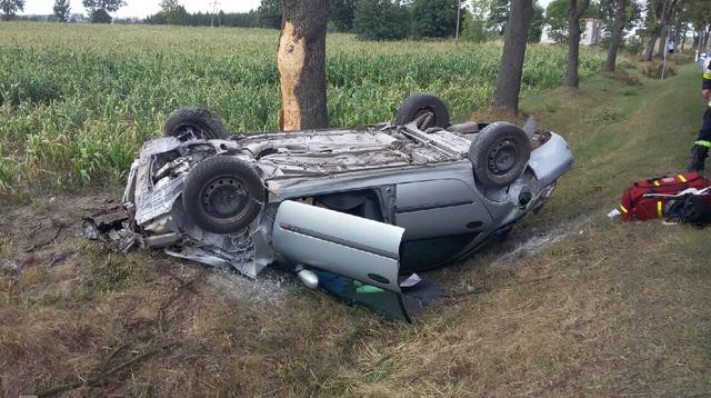 Niebezpieczna kolizja pod Ciechanowem: dachował i uderzył w drzewo