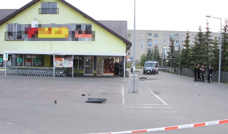 U sąsiadów: Wysadzili bankomat i ukradli pieniądze