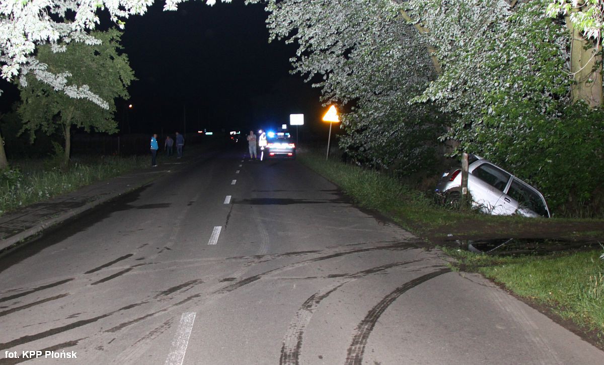 Pijany kierowca Mercedesa uderzył w Daihatsu. Auto dachowało