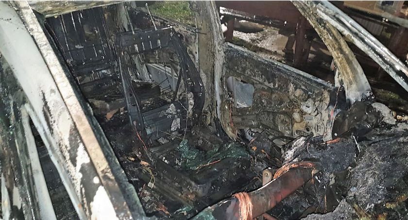 Opel spłonął w środku nocy [zdjęcia]