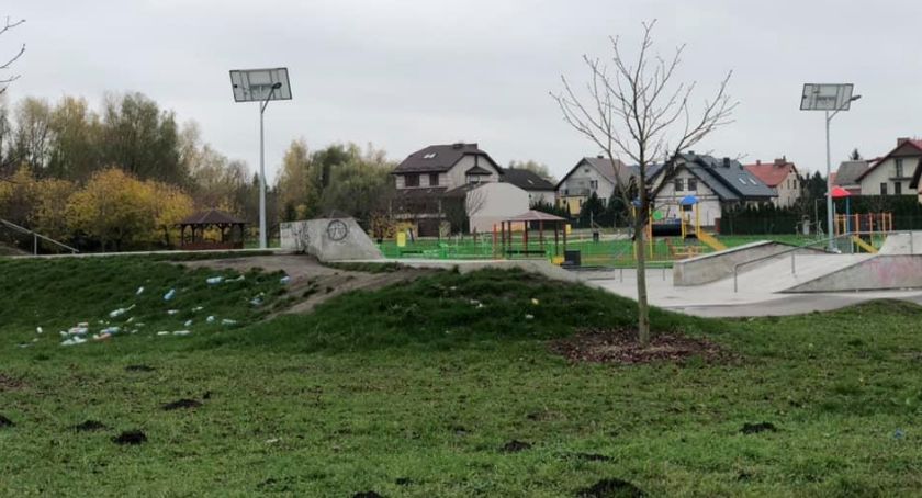Wasze Info: Śmieci fruwają po skateparku i nikt ich nie sprząta