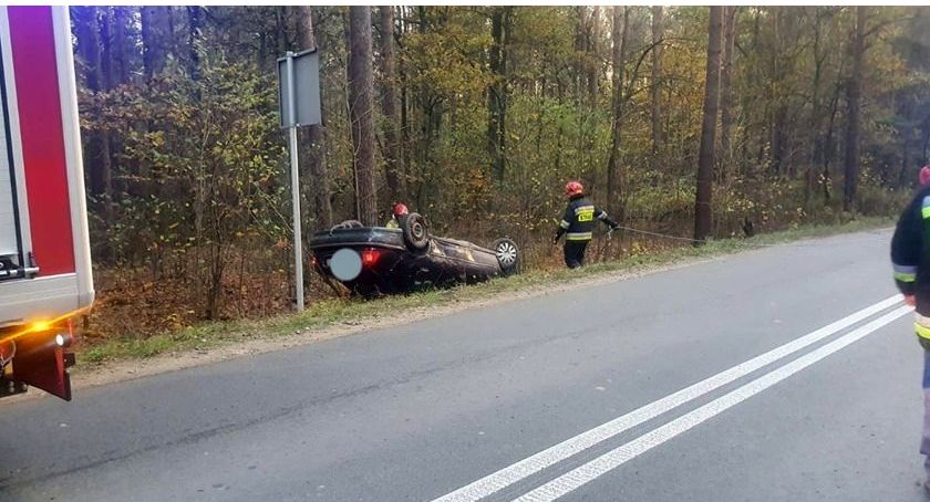 Dachowanie Rovera. Kierowca był pijany [zdjęcia]