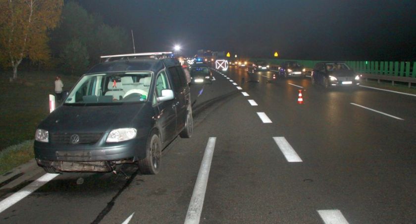 Tragiczny wypadek na krajówce. Pieszy potrącony przez dwa samochody