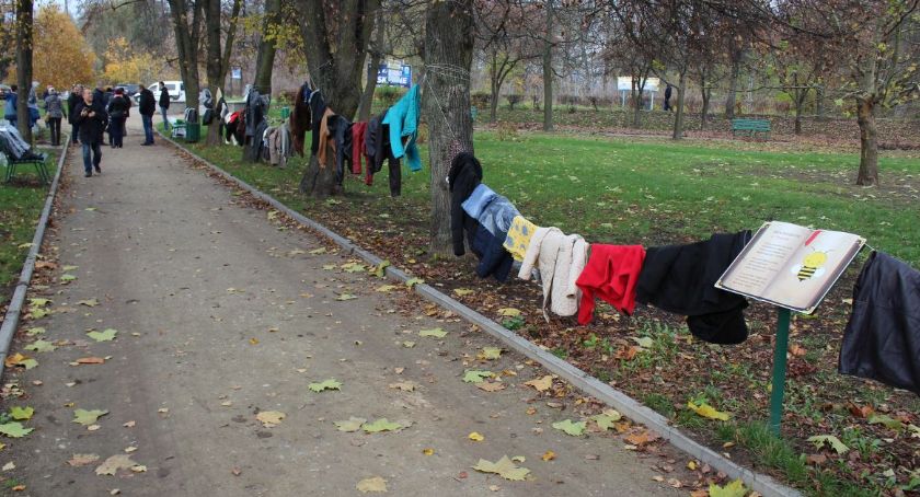 W parku Konopnickiej zostawili kurtki dla osób potrzebujących [zdjęcia]