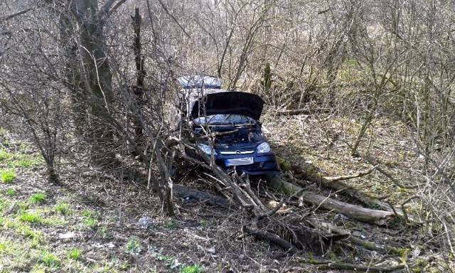 Opel wpadł do rowu. Autem podróżowała matka i jej dwie nastoletnie córki