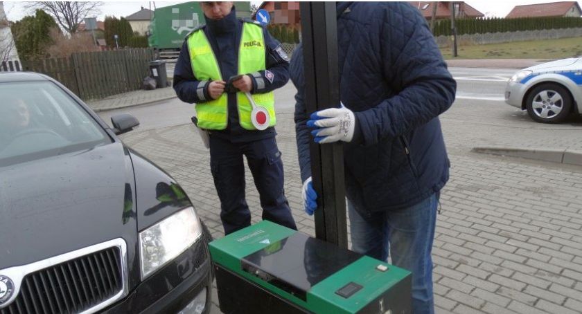 Policjanci sprawdzali oświetlenie pojazdów. Ponad 30 kontroli na ciechanowskich drogach