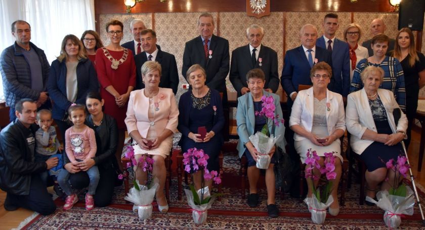 Mieszkańcy gminy Gołymin-Ośrodek z medalami za długoletnie pożycie małżeńskie [zdjęcia]
