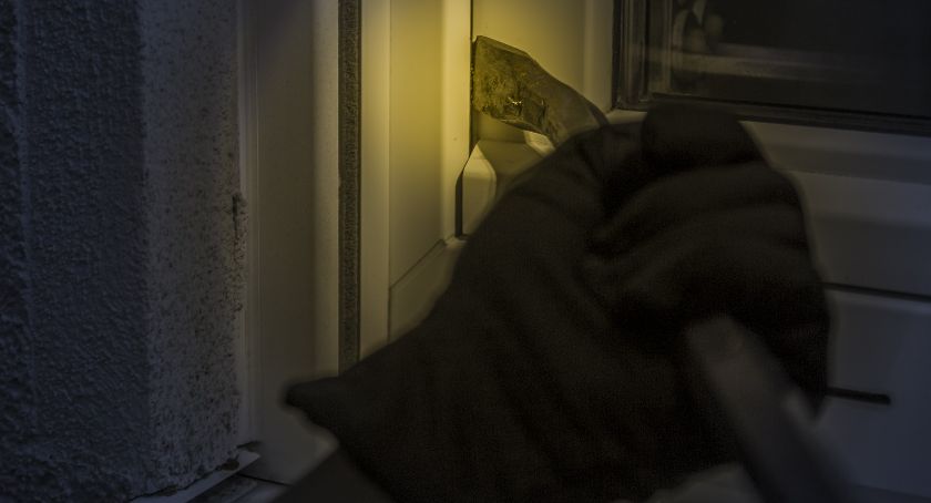 Włamania na ciechanowskich osiedlach. Policja ostrzega