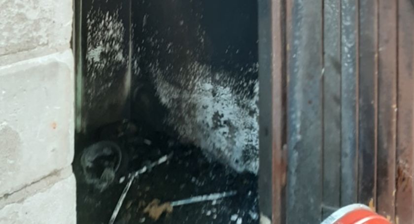 AKTUALIZACJA: Pożar wózka dziecięcego w Ciechanowie. Dwie osoby poszkodowane [zdjęcia]