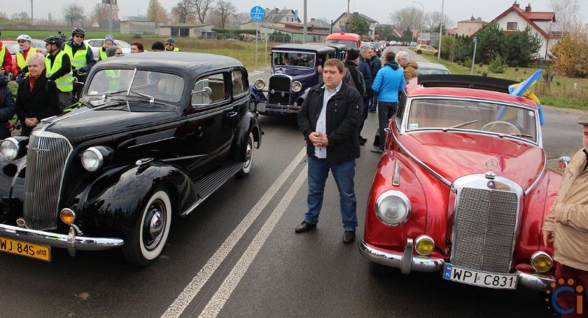 Rajd zabytkowych pojazdów symbolicznie otworzył drogę Ciechanów-Opinogóra [fotorelacja]