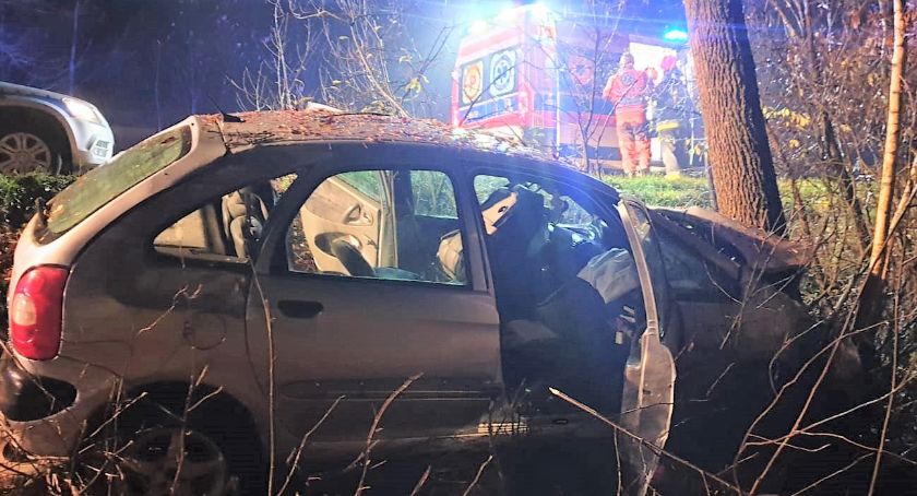 Citroen uderzył w drzewo. Kierowca był pijany i nie miał prawa jazdy [zdjęcia]
