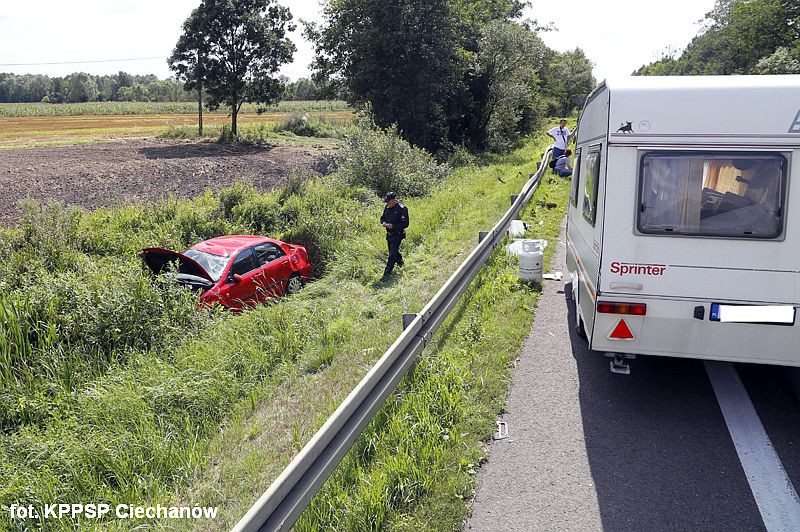 Wypadek samochodu z przyczepą kempingową. Autem podróżowała cała rodzina