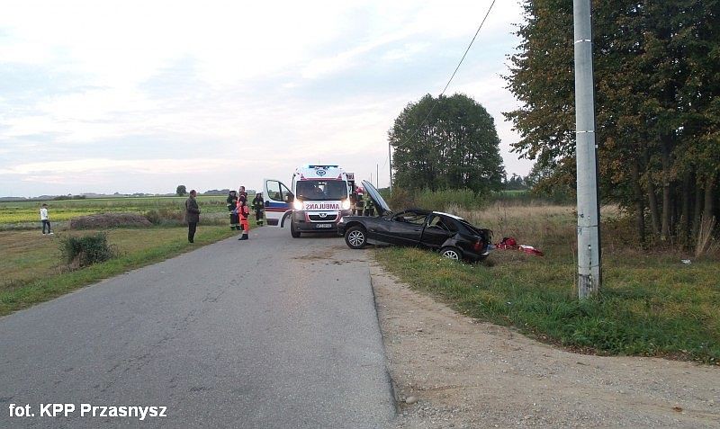 Poważny wypadek w Karwaczu: dachowało BMW. Dwie osoby zostały ranne