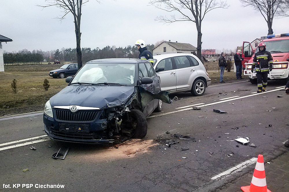 Zderzyły się trzy samochody. Jedna osoba trafiła do szpitala (zdjęcia)