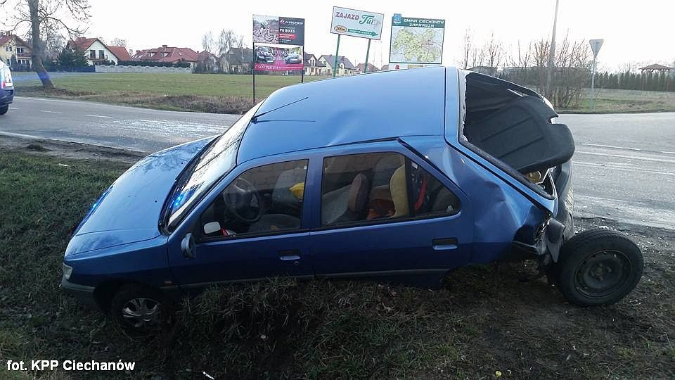 Zderzenie Volkswagena i Peugeota pod Ciechanowem. Jedno auto wpadło do rowu (zdjęcia)