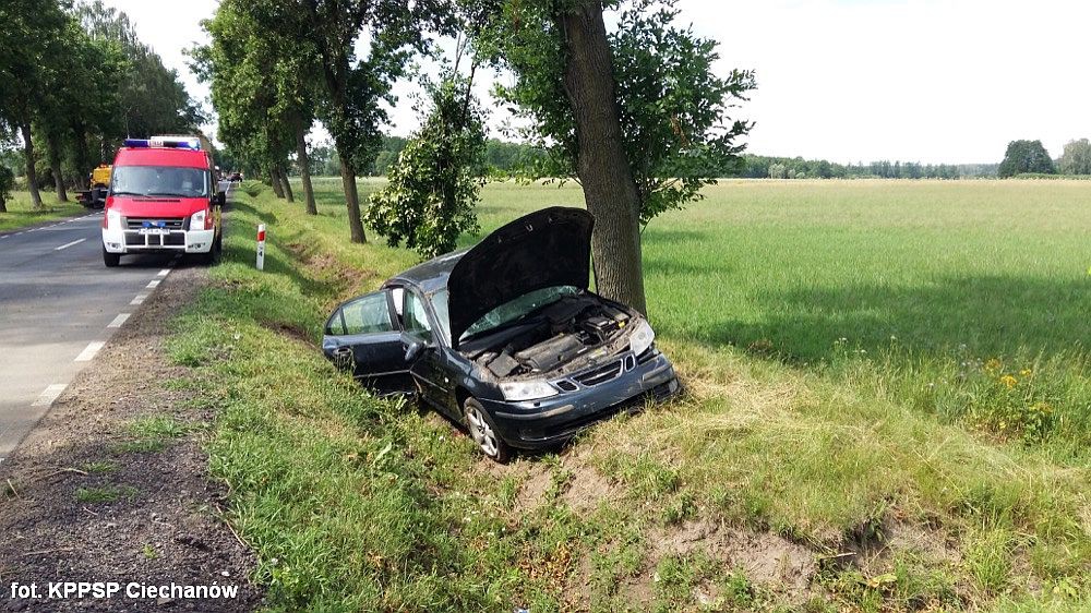 Saab wpadł do rowu. Drogę zajechał mu inny pojazd. Policja szuka świadków (zdjęcia)