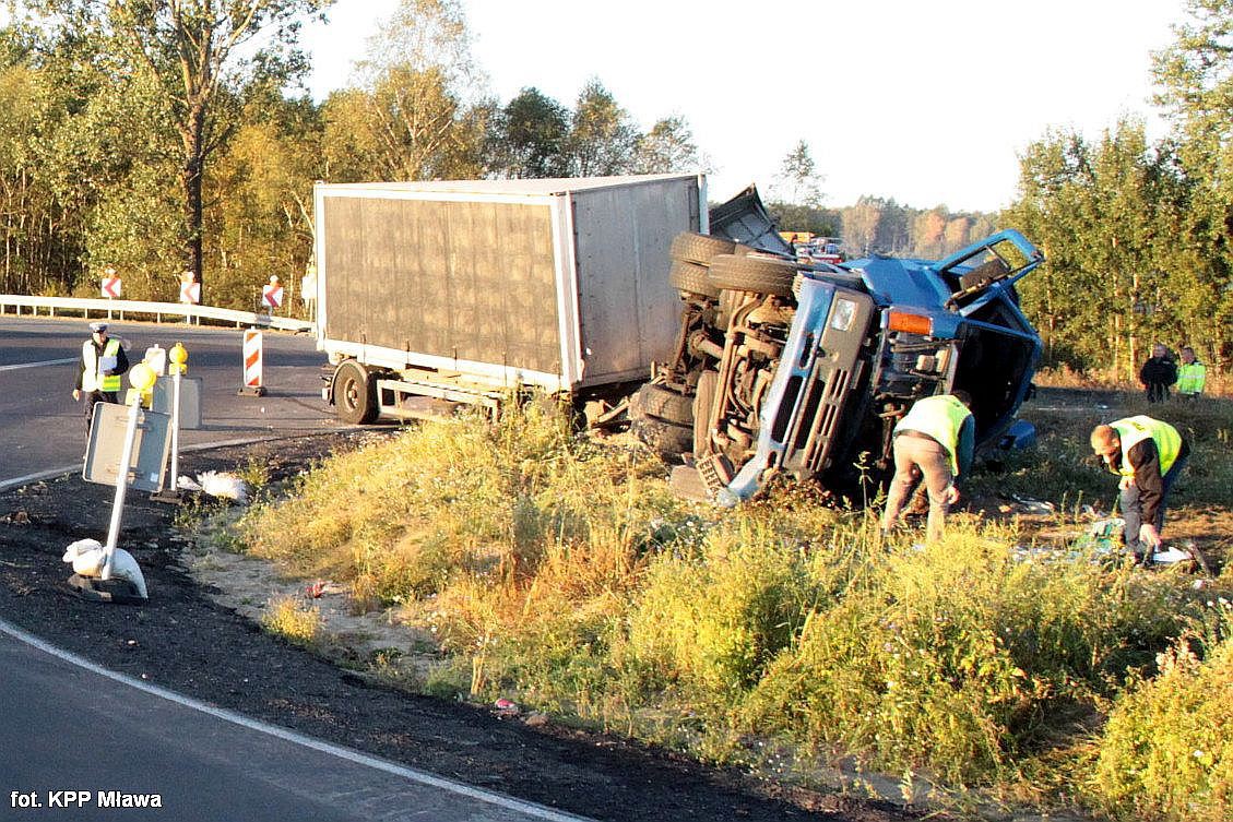 Ciężarówka z drobiem wypadła z drogi. Kierowca został ciężko ranny (zdjęcia)