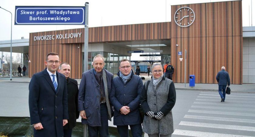 Na skwerze przy dworcu PKP odsłonili tabliczkę z nazwiskiem patrona