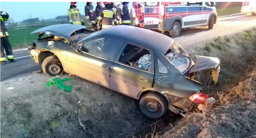 Opel wjechał do rowu w pow. ciechanowskim. Za kierownicą pijany 21-latek [zdjęcia]