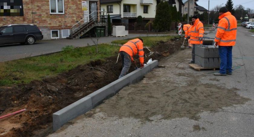 Na osiedlu Płońska powstaje nowy chodnik