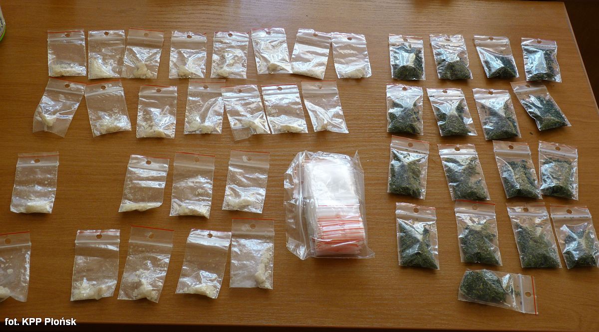 Policja przejęła narkotyki u sąsiadów. Zatrzymano pięć osób