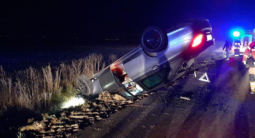Dachował Mercedes. Na drogę nagle wtargnęło zwierzę [zdjęcia]