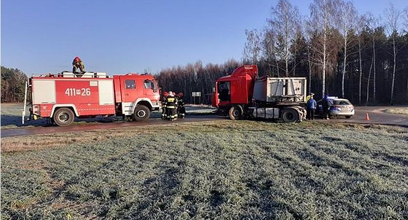 Z ostatniej chwili: Zderzenie ciężarówki z osobówką pod Ciechanowem [zdjęcia]